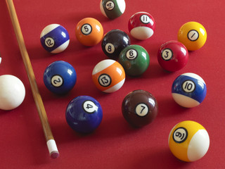 palle numerate sul bigliardo con il  tappeto rosso