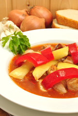 Gulaschsuppe mit roten und gelben Paprikastreifen