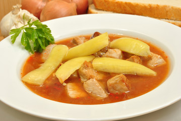 Gulaschsuppe mit gelben Paprikastreifen