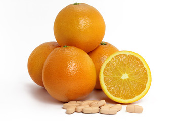 orangen mit vitamintabletten