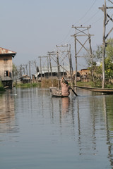 Femme en piroque sur le lac Inle - Birmanie