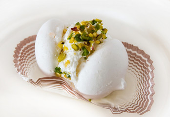 meringa con granella di canditi e pistacchi