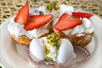 meringa,fragole,panna,pistacchi