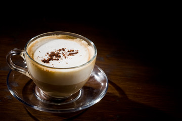 Cappuccino su tavolo di legno