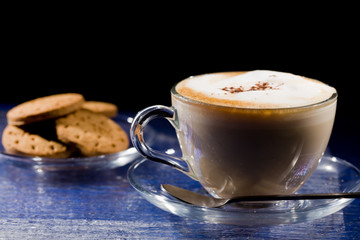 Cappuccino su tavolo di vetro blu
