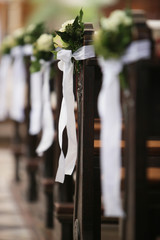 Fototapeta na wymiar dekoracje kwiatowe w kościele na wstążce ślubnych,