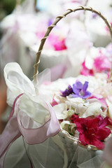 korb mit blüten zum streuen bei hochzeit