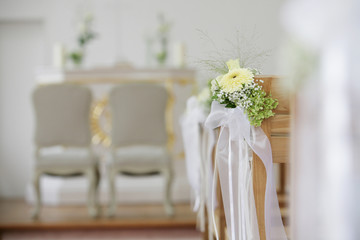 blumendekoration in der kirche bei hochzeit