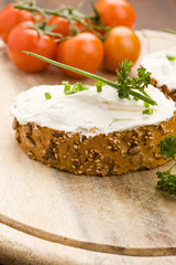 Pane ai cereali con creme fraiche