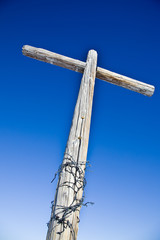 Holzkreuz & Stacheldraht