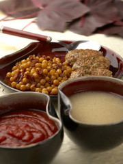 sopa, rellenos y garbanzos fritos