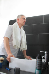 Pr&uuml;fender Blick in den Spiegel