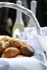 korb mit brötchen,sekt