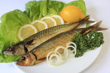 Räucherfische angerichtet mit Beilagen