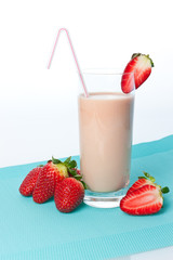 Trinkjoghurt Erdbeere ,  Erdbeershake im Glas und Erdbeeren