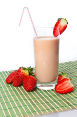 Trinkjoghurt Erdbeere ,  Erdbeershake im Glas und Erdbeeren