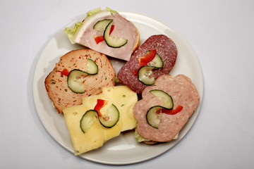 Teller mit  5 halben, belegten Brötchen