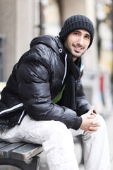 Mann sitzt mit Winterjacke auf der Parkbank © Peter Atkins