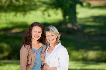 Naklejka premium Mother with her daughter looking at the camera in the park