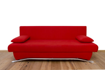 Rote Couch auf Parkettboden