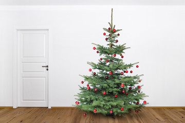 Roter Weihnachtsbaum im Wohnzimmer