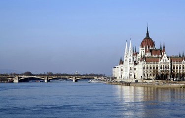 Fototapeta na wymiar Dunaj i parlament węgierski