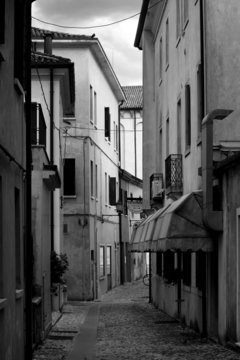 via tra le case di citt&agrave;