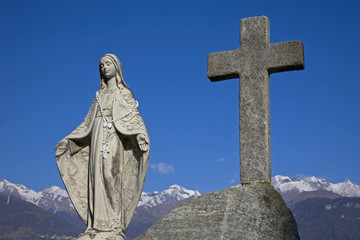 Steinkreuz mit Marienstatue