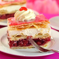 Sahnetorte mit Kirschen