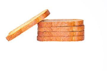 Rebanadas de pan integral aisladas.