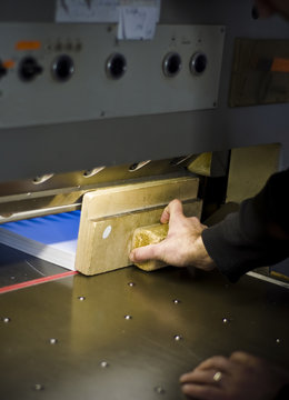 Calage de coupe au massicot chez l'imprimeur