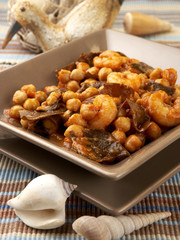 garbanzos con algas y gambas
