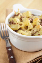Macaroni and cheese with ground beef