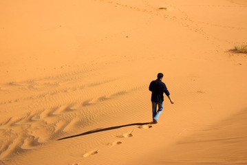 Fototapeta na wymiar człowiek na pustyni