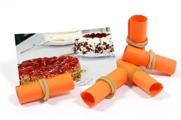 Erdbeertorte auf Karte weißer Hintergrund