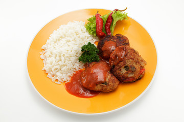 Paprikafrikadfellen mit Tomatensoße und Reis