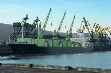 Naklejka premium Vessel Under Loading