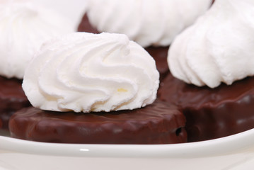 Plate with a white zephyr