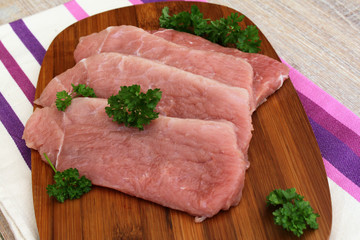 Rohe Schweineschnitzel