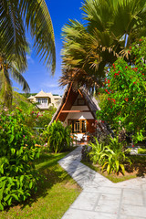 Fototapeta premium Bungalow w hotelu przy tropikalnej plaży