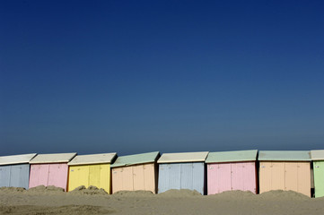 France, Berck, cabines colorées sur la plage