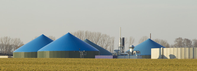 Biogasanlage mit Windkraftraedern