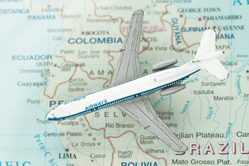 Fototapeta na wymiar Samolot Toy mapę Brazylii i Ameryki Południowej
