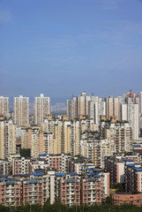 Fototapeta na wymiar budynki i błękitne niebo w Chongqing w Chinach