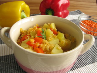 Süßsaures Linsengemüse mit Paprika und Gurke