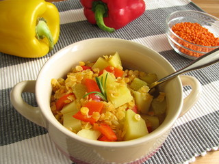 Süßsaures Linsengemüse mit Paprika und Gurke