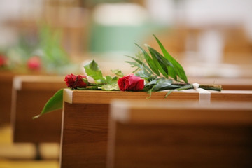 rosen,dekoration in kirche,hochzeit