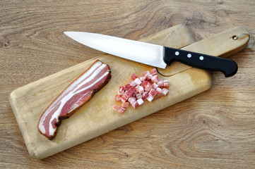 Pancetta affumicata su tagliere di legno