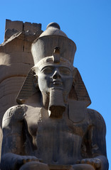 Fototapeta na wymiar Posąg Ramzesa II.
