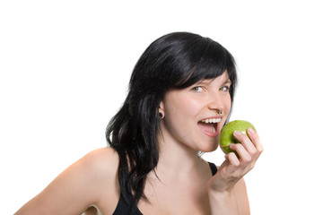 Jugendliche beißt in Apfel